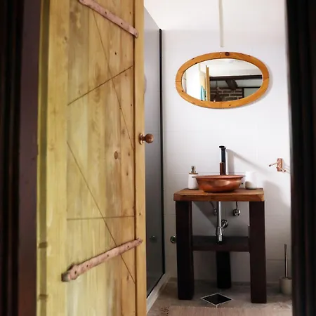 Rustic Hidden Apartment *